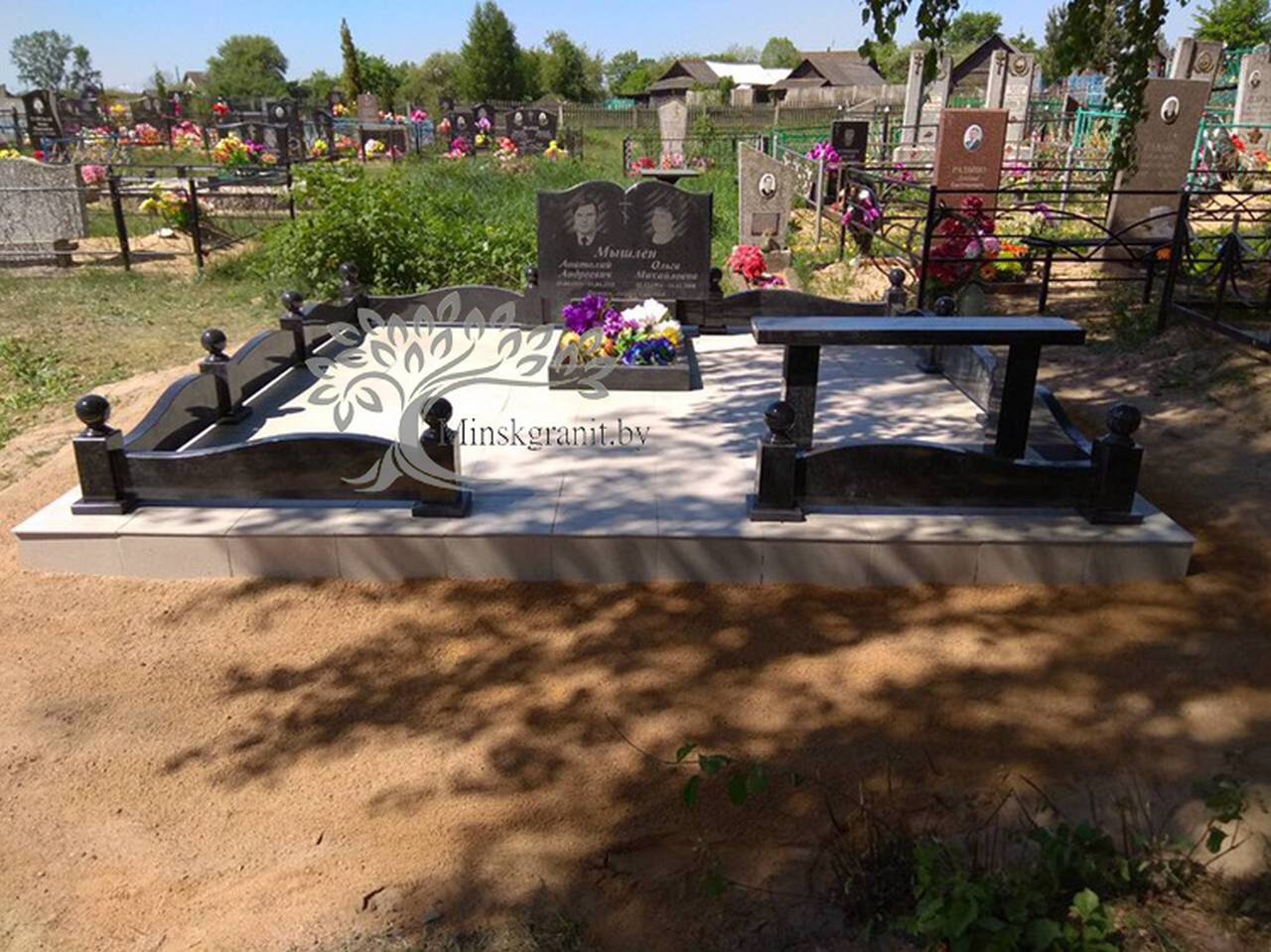 Благоустройство могил на кладбище в Холмогоровке