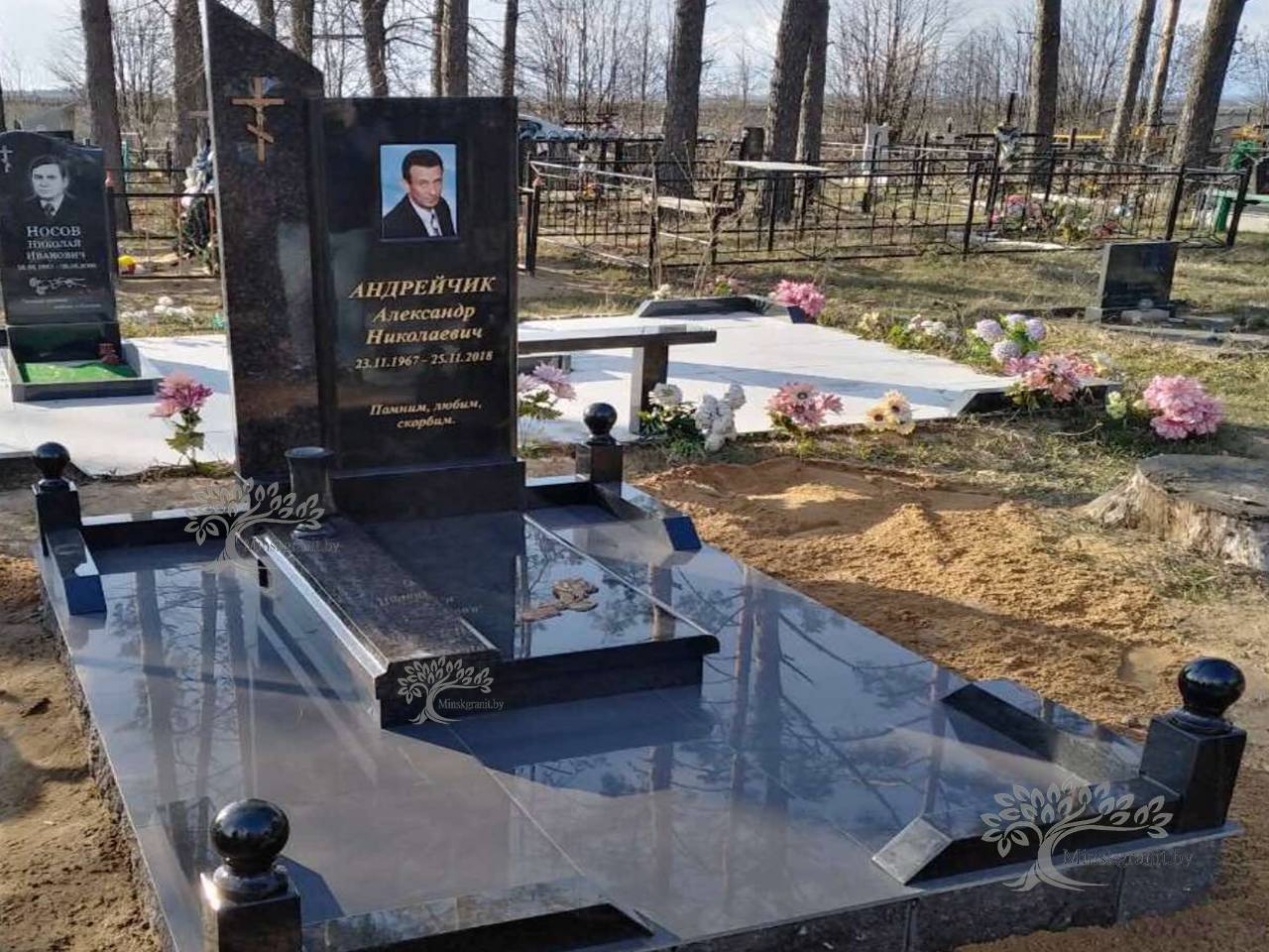 Благоустройство могил на кладбище в Минске